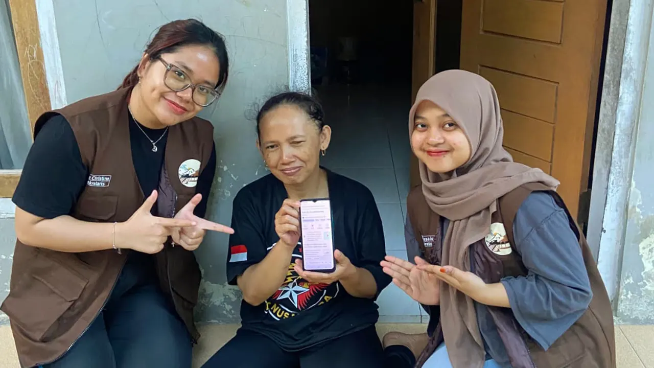 Mahasiswa KKN-PPM UMBY Kelompok 105 foto bersama salah satu pelaku usaha katering setelah berhasil dibuatkan titik lokasi di Google Maps. (doc. Mahasiswa KKN-PPM UMBY Kelompok 105)