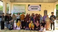 Mahasiswa KKN-PPM UMBY Kelompok 6 berpose bersama anggota KWTKoripan 1, Dlingo, Bantul, usai kegiatan pendampingan persiapan lahan dan penguatan branding produk jamu tradisional. (doc. KKN-PPM UMBY Kelompok 6)