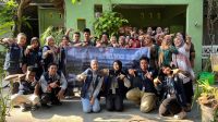 Mahasiswa KKN-PPM UMBY berfoto bersama ibu-ibu PKK, Bapak Dukuh Pucunggrowong, dan narasumber usai kegiatan workshop pencegahan stunting melalui pendekatan parenting pada Minggu (27/7/2025). (doc. KKN 70 UMBY)