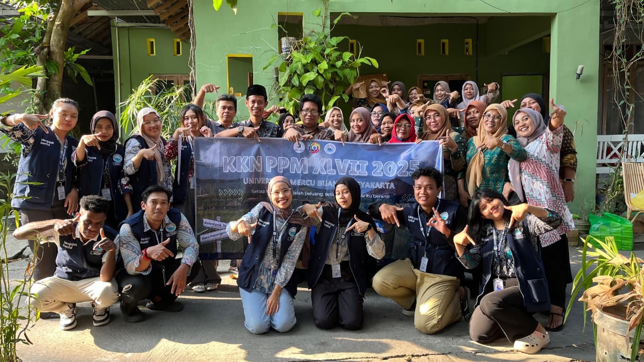 Mahasiswa KKN-PPM UMBY berfoto bersama ibu-ibu PKK, Bapak Dukuh Pucunggrowong, dan narasumber usai kegiatan workshop pencegahan stunting melalui pendekatan parenting pada Minggu (27/7/2025). (doc. KKN 70 UMBY)