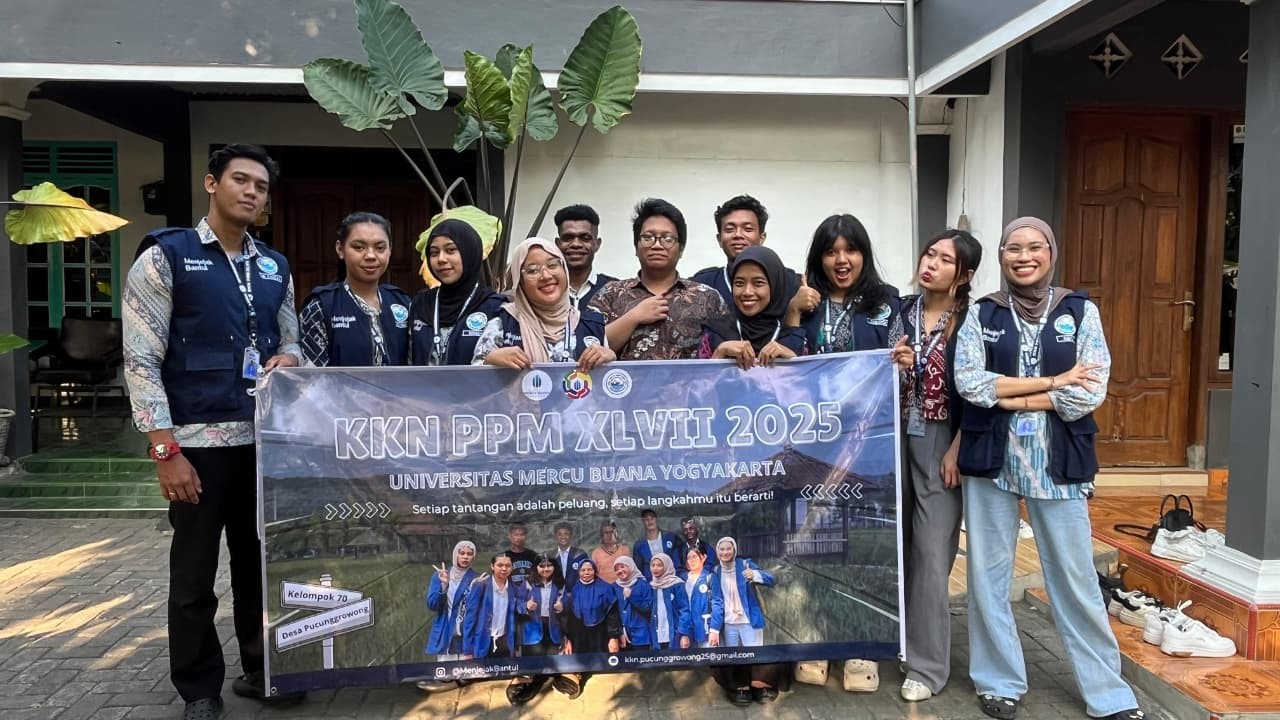 
Mahasiswa KKN-PPM UMBY berfoto bersama narasumber Pramodana Medha Wisesa, M.Psi., Psikolog usai kegiatan workshop pencegahan stunting melalui pendekatan parenting pada Minggu (27/7/2025) (doc. KKN 70 UMBY)