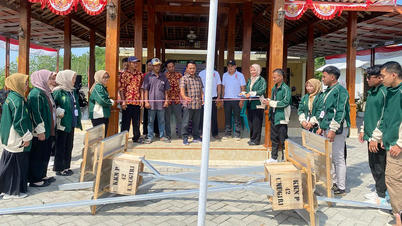 Mahasiswa KKN Pintar Kelompok 42 Unugiri Desa Klempun bersama perangkat desa dan kelompok tani melakukan prosesi pemotongan pita sebagai simbol peresmian Rubuha untuk pengendalian hama tikus di area persawahan, Kamis (14/8/2025). (Doc. KKN Pintar Kelompok 42 Unugiri)