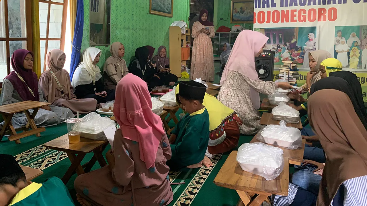 Mahasiswa KKN Pintar Kelompok 42 UNUGIRI Bojonegoro ikut membagikan santunan dan hidangan kepada anak-anak yatim di Yayasan Pundi Amal Hasanah Umat, Dusun Kayen, Desa Klempun, Jumat (8/8/2025). (doc. KKN 42 Unugiri)