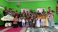 Mahasiswa KKN UMBY Kelompok 107 bersama anak-anak di wilayah Jatirejo usai kegiatan Psikoedukasi Cyberbullying, Kamis (14/08/2025). (dok. KKN UMBY Kelompok 107)