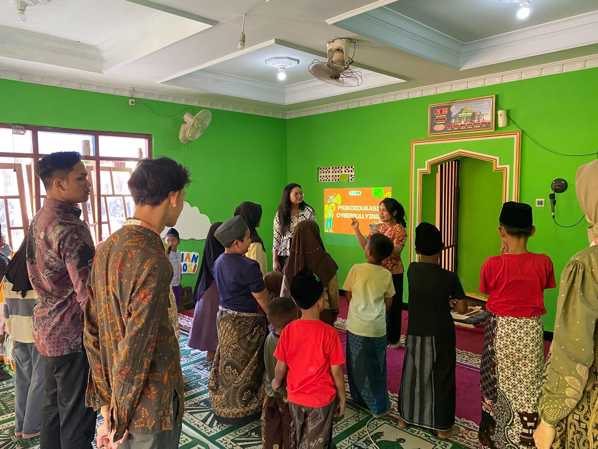 Mahasiswa KKN UMBY Kelompok 107 bersama anak-anak di wilayah Jatirejo saat kegiatan Psikoedukasi Cyberbullying, Kamis (14/08/2025). (dok. KKN UMBY Kelompok 107)