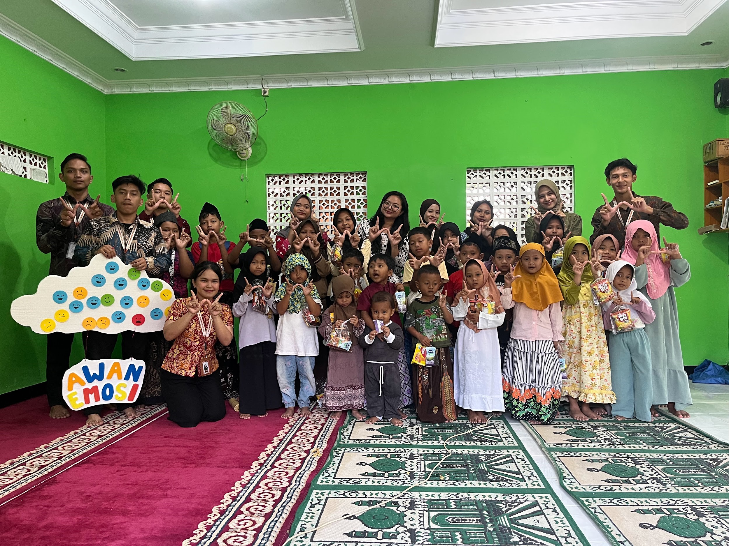 Mahasiswa KKN UMBY Kelompok 107 bersama anak-anak di wilayah Jatirejo usai kegiatan Psikoedukasi Cyberbullying, Kamis (14/08/2025). (dok. KKN UMBY Kelompok 107)