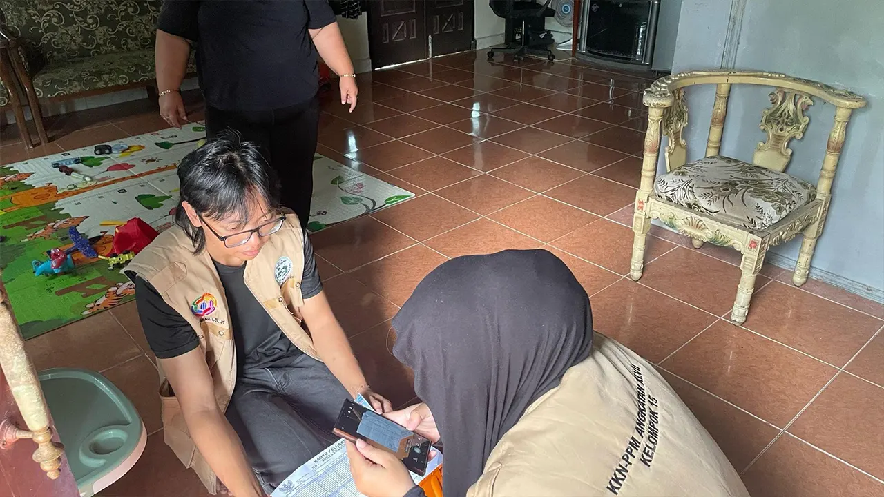 Mahasiswa KKN UMBY Kelompok 15 saat membantu pendataan penduduk di dusun temuwuh. (doc. KKN UMBY Kelompok 15)