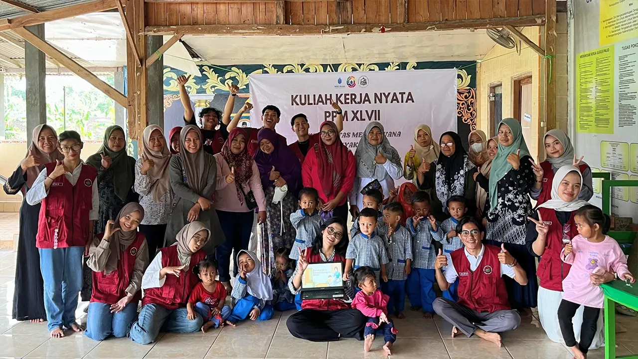 Mahasiswa KKN UMBY Kelompok 81 berfoto bersama guru, orang tua, dan anak-anak PAUD Putra Harapan Sungapan usai kegiatan edukasi dan skrining perkembangan anak. (doc. KKN UMBY Kelompok 81)