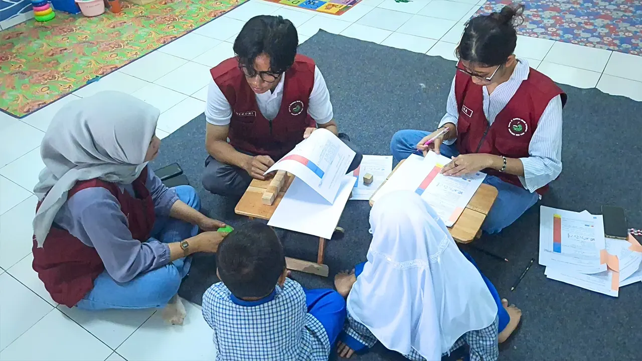 Mahasiswa KKN UMBY Kelompok 81 melakukan skrining perkembangan anak menggunakan Kuesioner Pra Skrining Perkembangan (KPSP) di PAUD Putra Harapan Sungapan. (doc. KKN UMBY Kelompok 81)