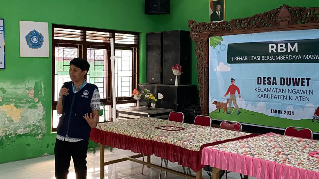 Mahasiswa KKN UNISRI, Adven Lintang, saat menyampaikan materi tentang pencegahan hoaks dalam Sosialisasi RBM di Balai Desa Duwet, Kecamatan Ngawen, Klaten. (doc. pribadi)