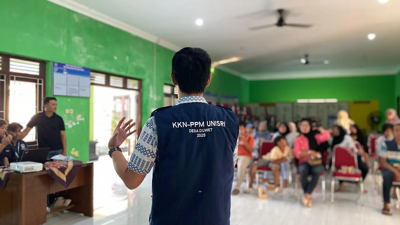 Mahasiswa KKN UNISRI, Adven Lintang, saat menyampaikan materi tentang pencegahan hoaks dalam Sosialisasi RBM di Balai Desa Duwet, Kecamatan Ngawen, Klaten. (doc. pribadi)