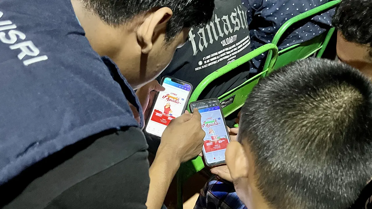 Mahasiswa KKN UNISRI Kelompok 64 berfoto bersama pemuda Desa Duwet seusai pelaksanaan workshop pelatihan desain Canva di Klaten, Jumat (1/8/2025). (doc. pribadi)