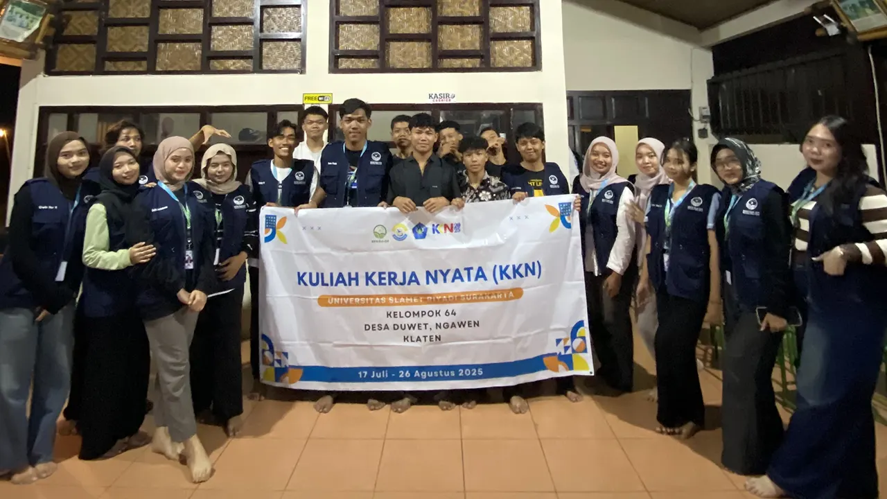 Peserta workshop desain Canva yang digelar mahasiswa KKN UNISRI Kelompok 64 tampak antusias saat praktik membuat poster digital menggunakan smartphone di Desa Duwet, Klaten, Jumat (1/8/2025). (doc. pribadi)