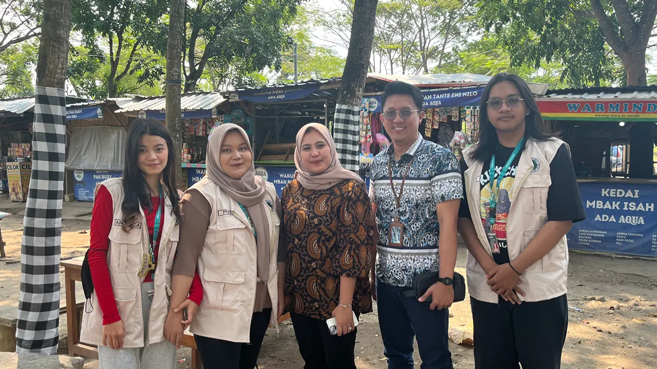 Mahasiswa KKN UNISRI berfoto bersama dengan Sales BTN. (doc. Kelompok 91 KKN-PPM UNISRI)