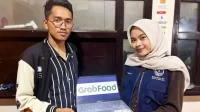 Mahasiswa KKN UNISRI mendampingi pelaku UMKM kuliner Desa Duwet dalam proses digitalisasi usaha dengan mendaftarkan produk ke platform GrabFood. (doc. pribadi) Mahasiswa KKN UNISRI mendampingi pelaku UMKM kuliner Desa Duwet dalam proses digitalisasi usaha dengan mendaftarkan produk ke platform GrabFood. (doc. pribadi)
