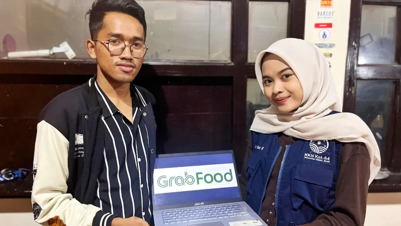 Mahasiswa KKN UNISRI mendampingi pelaku UMKM kuliner Desa Duwet dalam proses digitalisasi usaha dengan mendaftarkan produk ke platform GrabFood. (doc. pribadi) Mahasiswa KKN UNISRI mendampingi pelaku UMKM kuliner Desa Duwet dalam proses digitalisasi usaha dengan mendaftarkan produk ke platform GrabFood. (doc. pribadi)