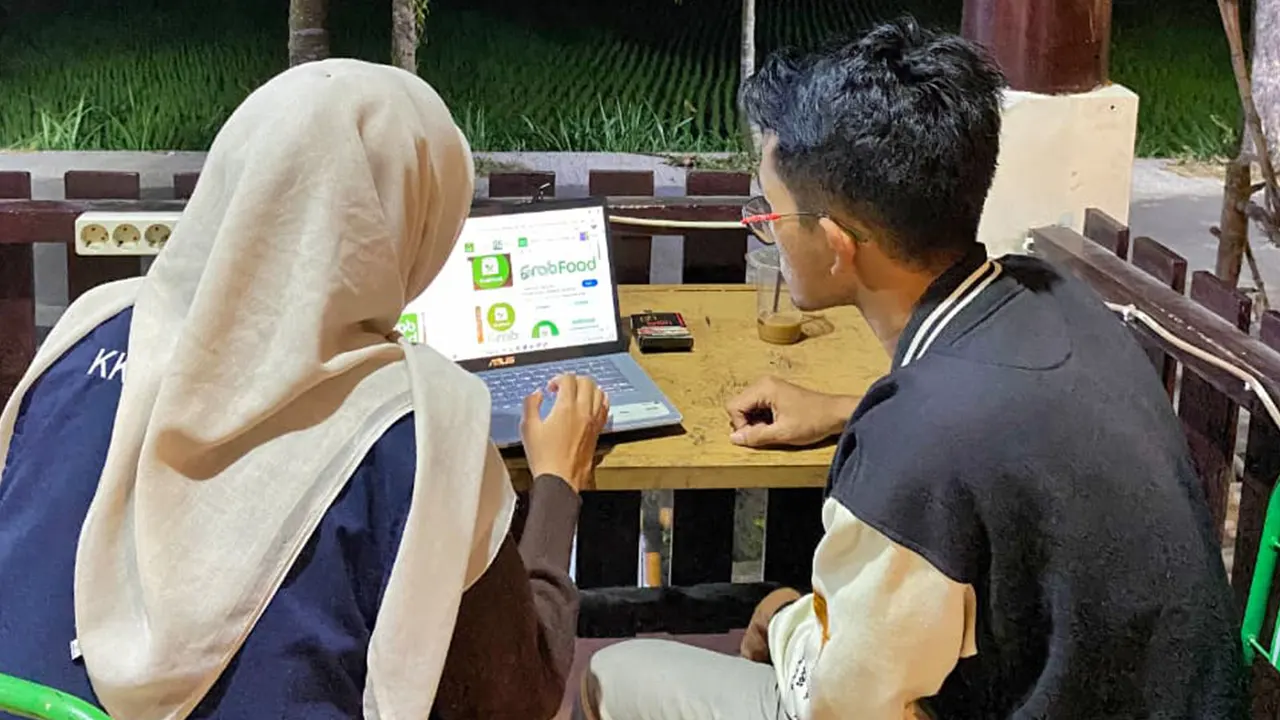 Mahasiswa KKN UNISRI mendampingi pelaku UMKM kuliner Desa Duwet dalam proses digitalisasi usaha dengan mendaftarkan produk ke platform GrabFood. (doc. pribadi)