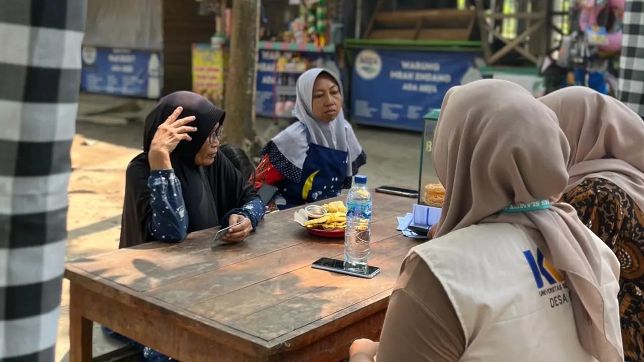 Mahasiswa KKN UNISRI saat melakukan sosialisasi dan implementasi QRIS. (doc. Kelompok 91 KKN-PPM UNISRI)