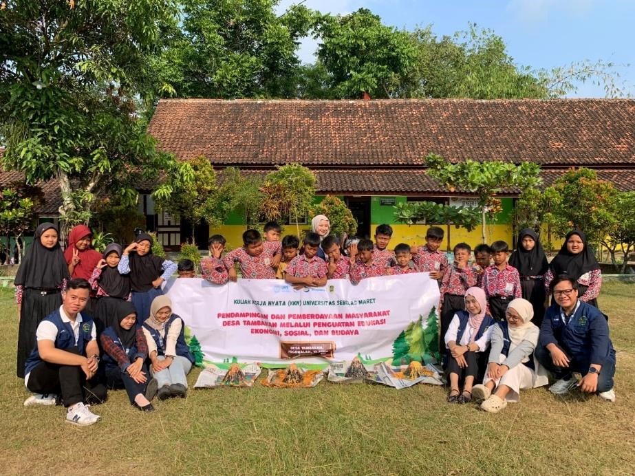 Mahasiswa KKN UNS 107 berpose bersama seluruh siswa SDN 2 Tambakan, menandai keseruan dan keberhasilan eksperimen ledakan volcano. (dok. KKN 107 UNS)