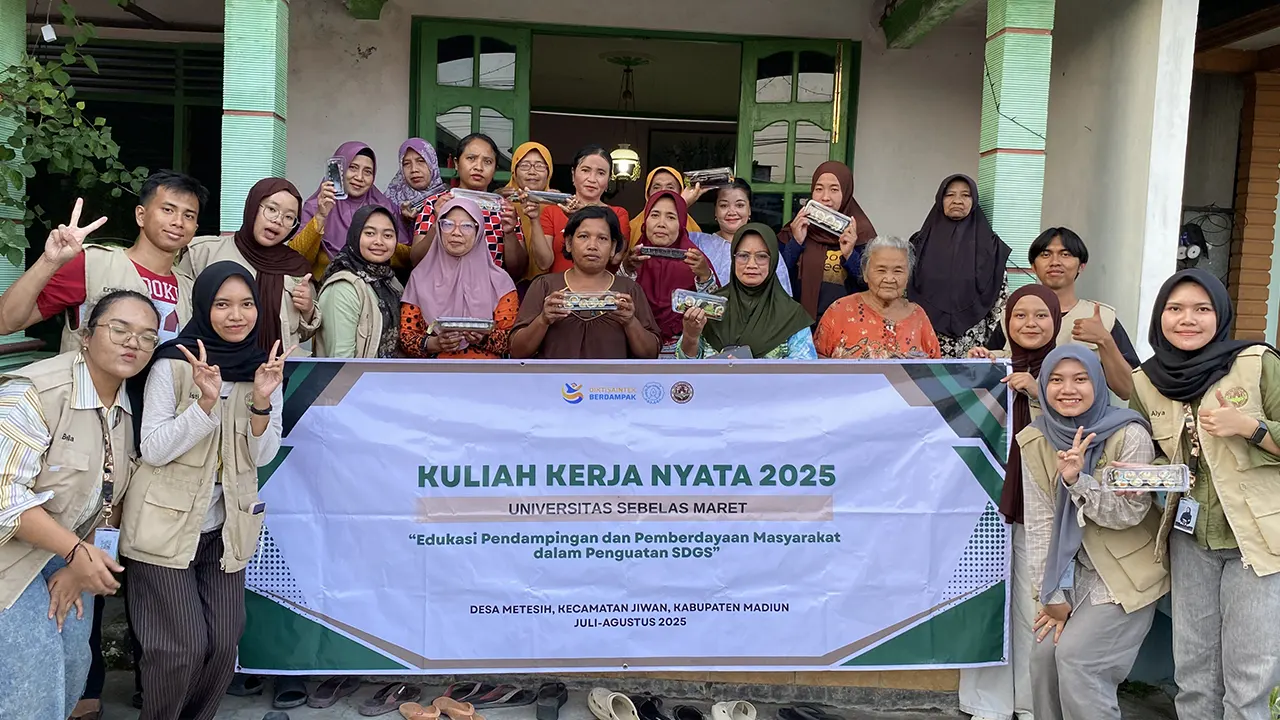 Mahasiswa KKN UNS 141 bersama Ibu-Ibu Desa Metesih dalam pelaksanaan Program Inovasi Gimbab Lokal berbahan dasar tempe. (doc. KKN UNS 141)