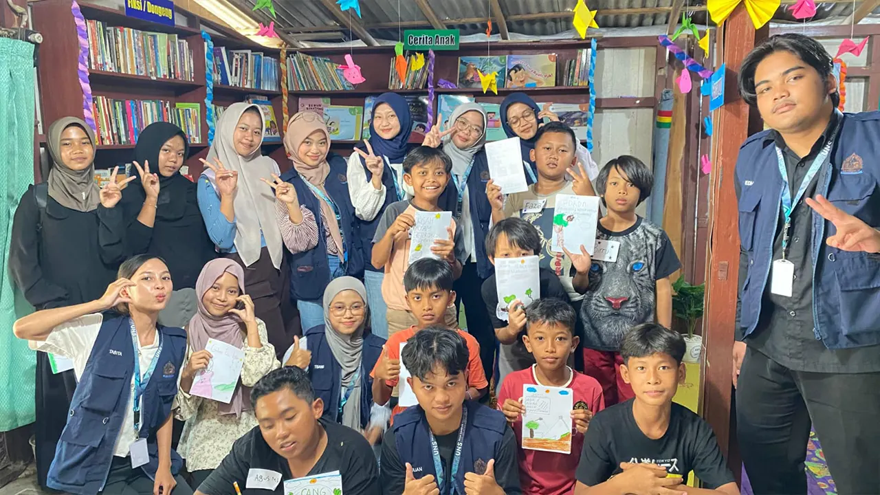 Mahasiswa KKN UNS 197 bersama anak-anak Desa Sambak menunjukkan hasil karya literasi mereka yang diolah menjadi cerita dan ilustrasi kreatif dalam program ‘Dari Imajinasi ke Layar Dimensi’. (doc. KKN Literasi 197 UNS)