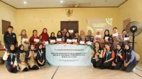 Mahasiswa KKN UNS 2025 bersama ibu-ibu PKK Desa Mukiran, Kecamatan Kaliwungu, Kabupaten Semarang, berfoto bersama usai mengikuti sosialisasi mengenai teknik pemasaran dan branding produk dalam program "Inovasi dan Digitalisasi UMKM Lokal melalui Program Pemberdayaan Berkelanjutan", Sabtu (23/8/2025). (doc. KKN 277 UNS) Mahasiswa KKN UNS 2025 bersama ibu-ibu PKK Desa Mukiran, Kecamatan Kaliwungu, Kabupaten Semarang, berfoto bersama usai mengikuti sosialisasi mengenai teknik pemasaran dan branding produk dalam program "Inovasi dan Digitalisasi UMKM Lokal melalui Program Pemberdayaan Berkelanjutan", Sabtu (23/8/2025). (doc. KKN 277 UNS)