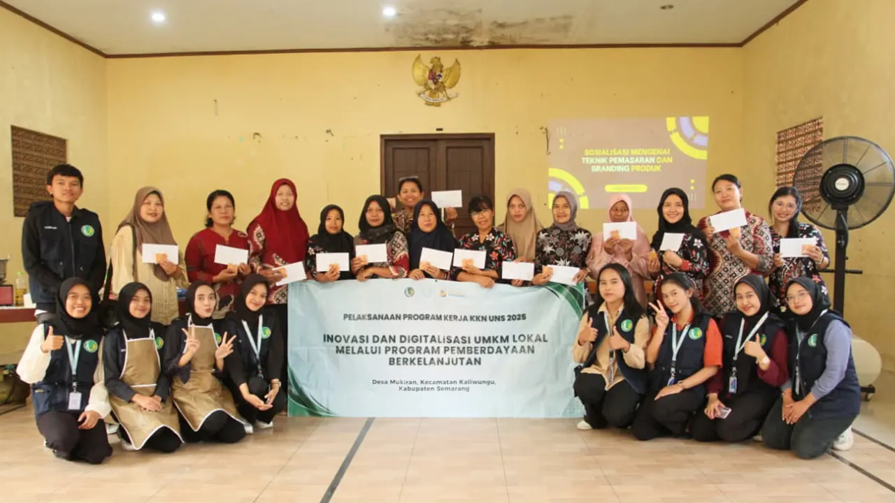 Mahasiswa KKN UNS 2025 bersama ibu-ibu PKK Desa Mukiran, Kecamatan Kaliwungu, Kabupaten Semarang, berfoto bersama usai mengikuti sosialisasi mengenai teknik pemasaran dan branding produk dalam program "Inovasi dan Digitalisasi UMKM Lokal melalui Program Pemberdayaan Berkelanjutan", Sabtu (23/8/2025). (doc. KKN 277 UNS)