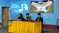 Mahasiswa KKN UNS 304 memaparkan materi edukasi hukum digital dan literasi hukum online kepada warga Desa Kadipiro, Kecamatan Sambirejo, Sragen, sebagai upaya meningkatkan kesadaran hukum dan keamanan bermedia sosial. (doc. KKN 304 UNS)