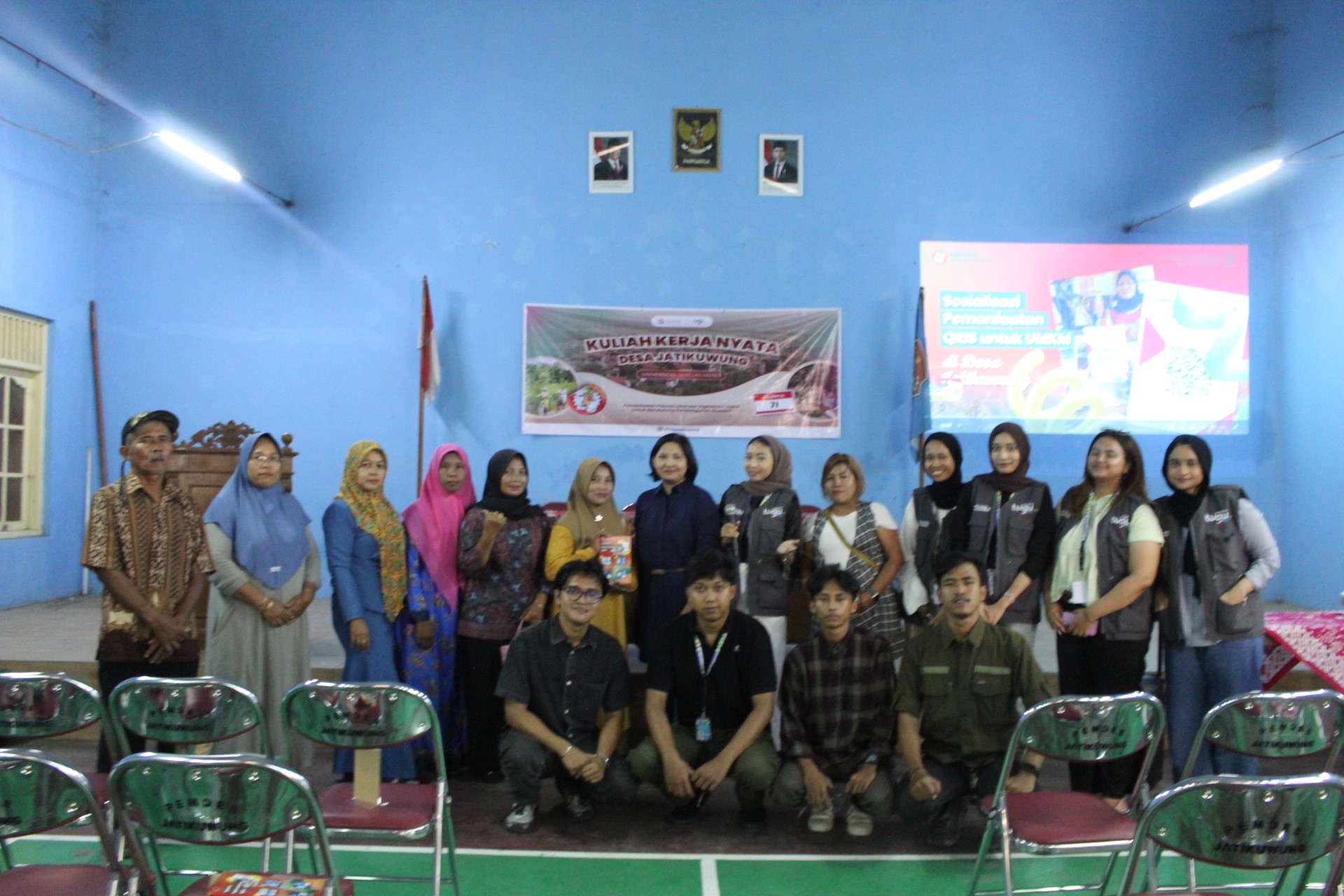 Mahasiswa KKN UNS 71 bersama pelaku UMKM Desa Jatikuwung saat Sosialisasi Pemasangan QRIS. (doc. KKN UNS 71)