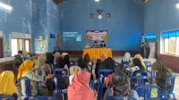 Mahasiswa KKN UNS Kelompok 304 menyosialisasikan Buku Pintar Digital 1000 Hari Pertama Kehidupan kepada warga Desa Kadipiro, Sragen, sebagai upaya pencegahan stunting. (doc. KKN 304 UNS)