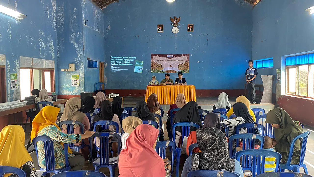 Mahasiswa KKN UNS Kelompok 304 menyosialisasikan Buku Pintar Digital 1000 Hari Pertama Kehidupan kepada warga Desa Kadipiro, Sragen, sebagai upaya pencegahan stunting. (doc. KKN 304 UNS)
