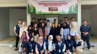 Mahasiswa KKN UNS bersama pemuda Karang Taruna RT 08 berfoto bersama usai kegiatan sosialisasi di Balai RT Tambakan. (doc. KKN 107 UNS) Mahasiswa KKN UNS bersama pemuda Karang Taruna RT 08 berfoto bersama usai kegiatan sosialisasi di Balai RT Tambakan. (doc. KKN 107 UNS)