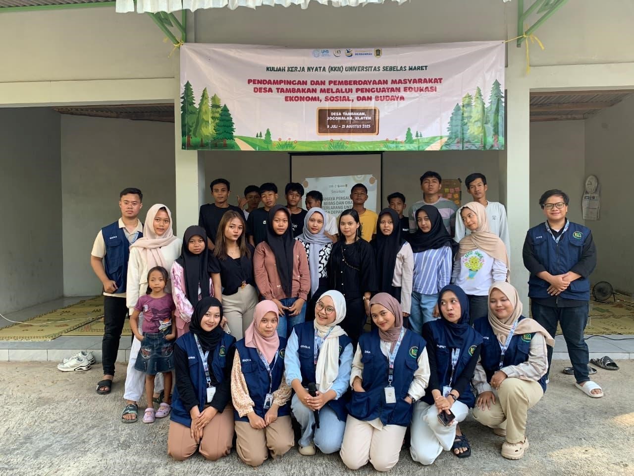 Mahasiswa KKN UNS bersama pemuda Karang Taruna RT 08 berfoto bersama usai kegiatan sosialisasi di Balai RT Tambakan. (doc. KKN 107 UNS)