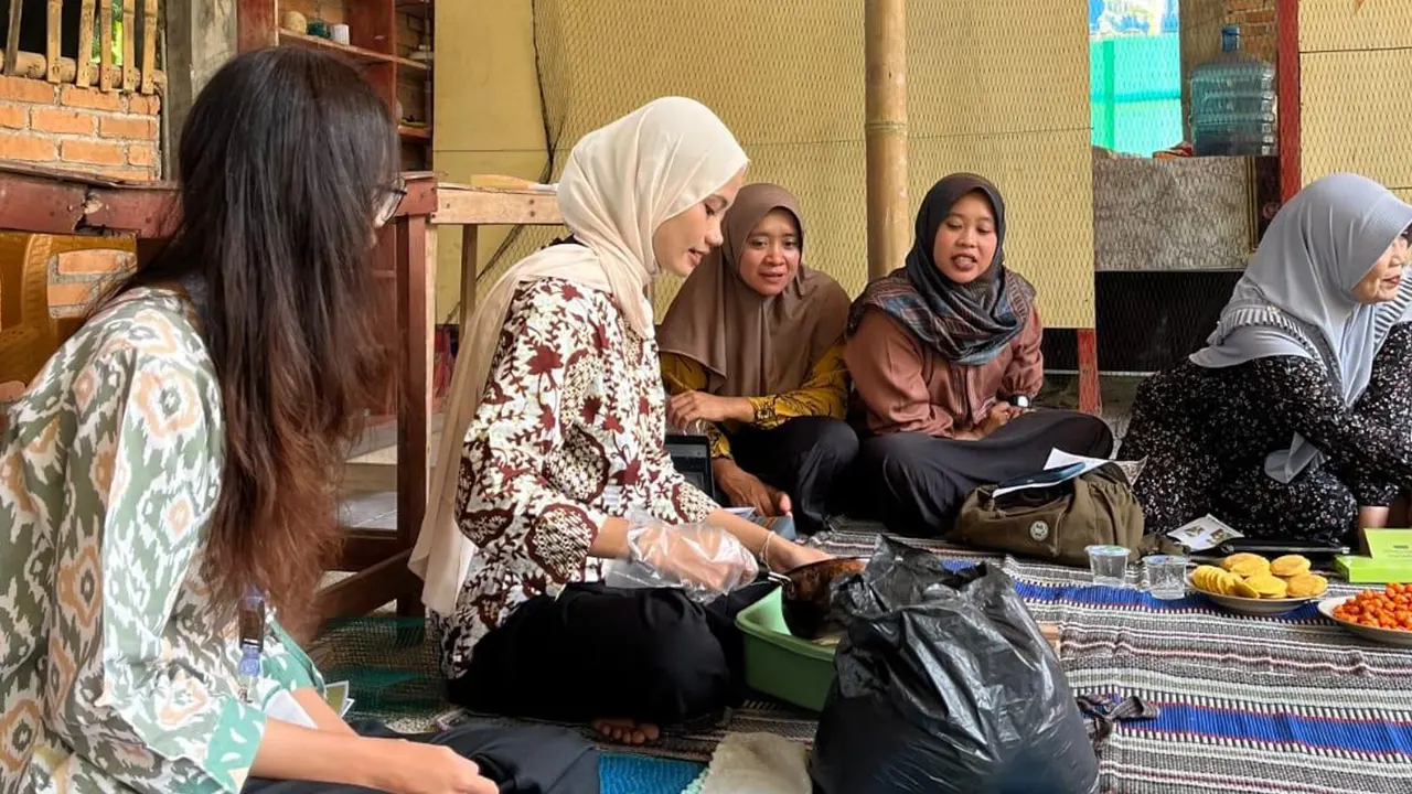 Mahasiswa KKN UNS mendampingi ibu-ibu Desa Kalikuning, Pacitan, dalam praktik budidaya ecomaggot sebagai solusi pengelolaan sampah organik sekaligus peluang usaha baru. (doc. KKN 249 UNS)