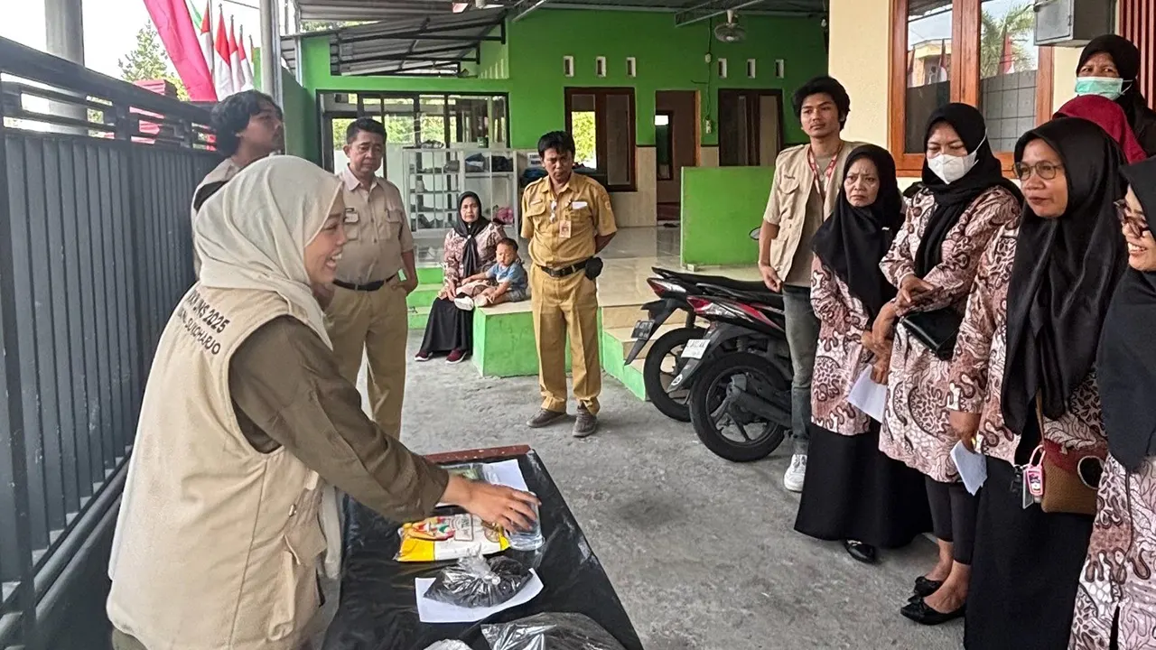 Mahasiswa KKN UNS saat memaparkan cara pembuatan briket. (doc. pribadi)
