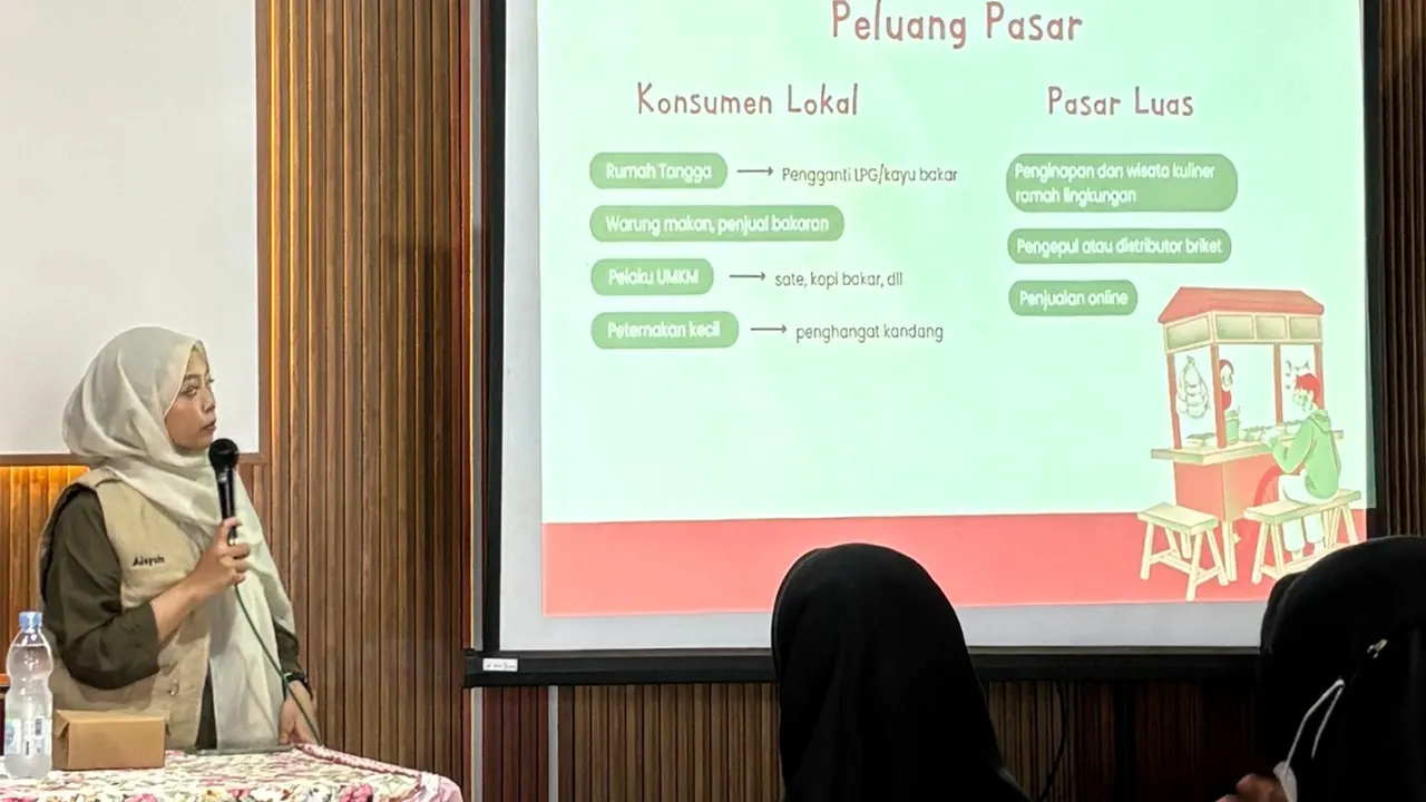 Mahasiswa KKN UNS saat memaparkan peluang pasar dari pemanfaatan dari limbah kayu. (doc. pribadi)