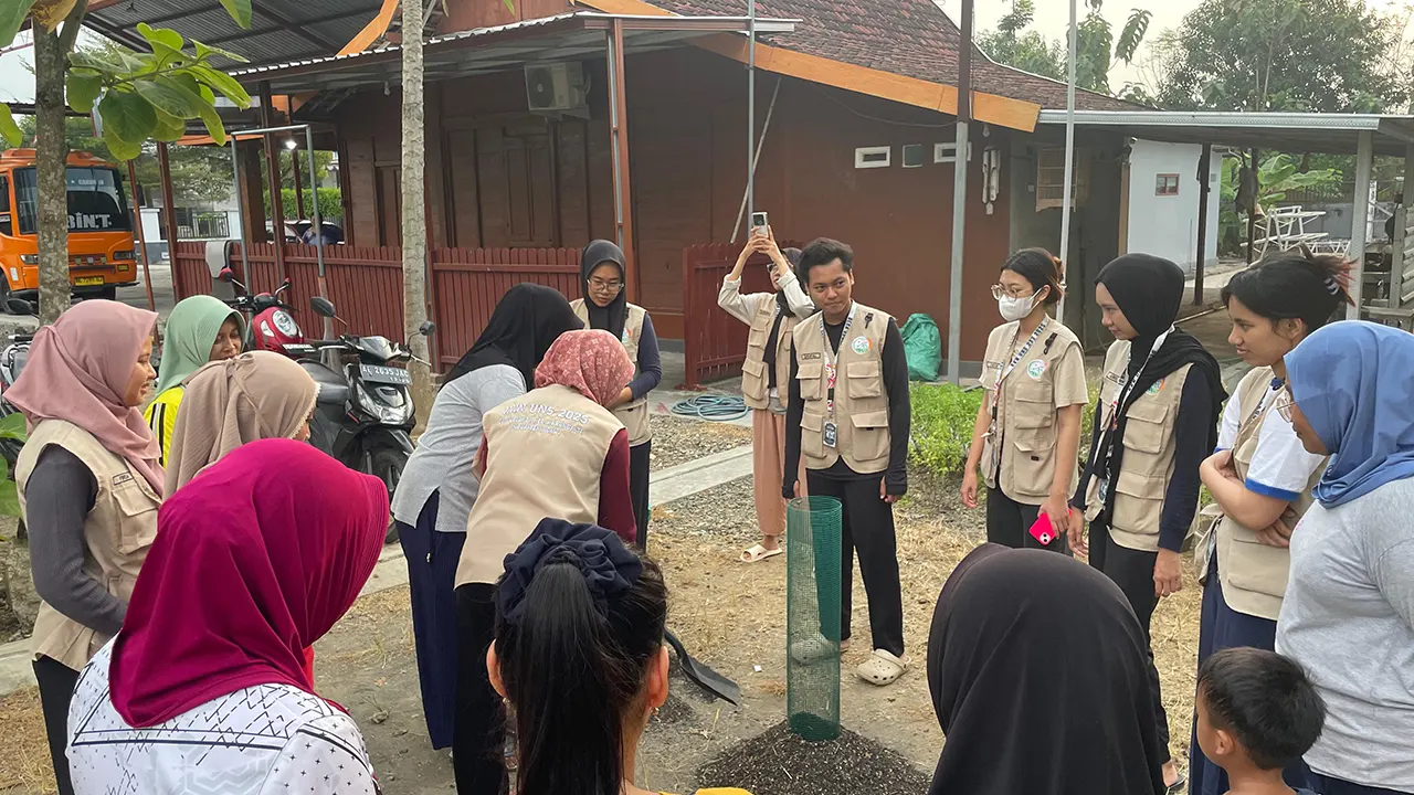 Mahasiswa KKN UNS saat memberikan pelatihan pembuatan sekam bakar. (doc. KKN UNS Desa Legundi)