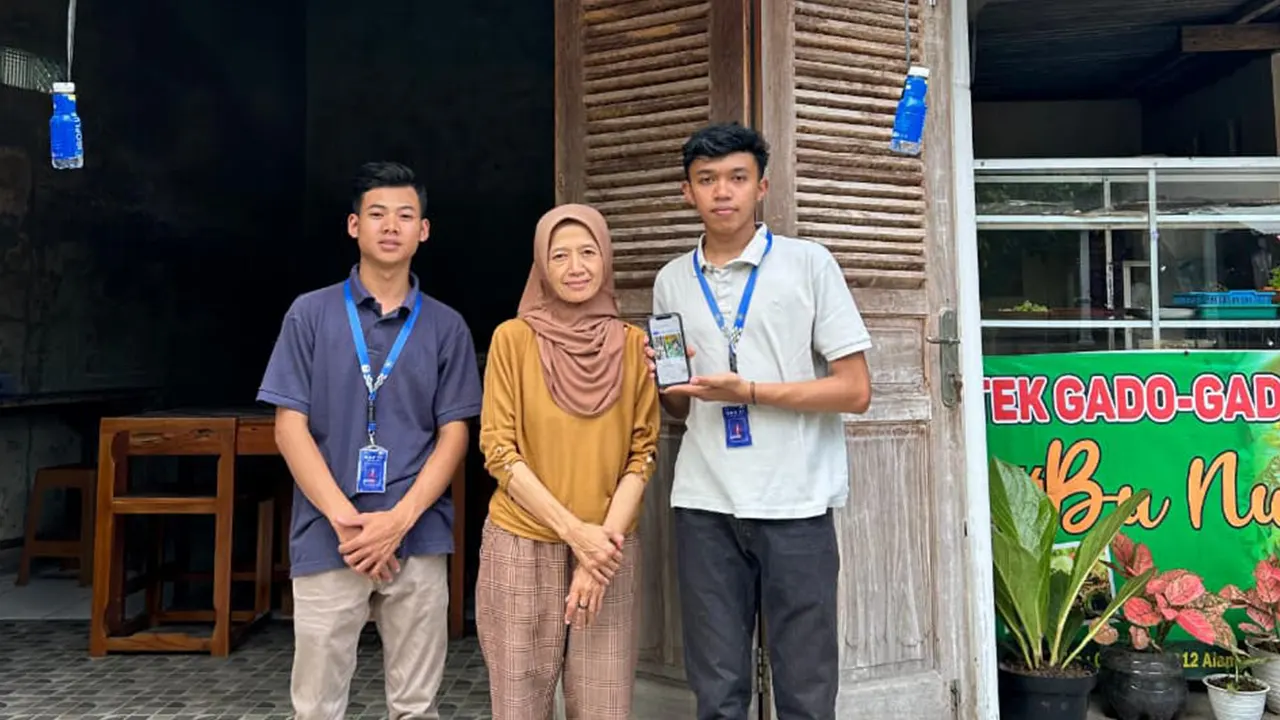 Mahasiswa KKN UNISRI bersama pemilik Warung Lotek & Gado-Gado Bu Nur di Ngawen, Klaten, usai memberikan edukasi penggunaan dompet digital untuk mendukung transaksi usaha. (doc. pribadi)