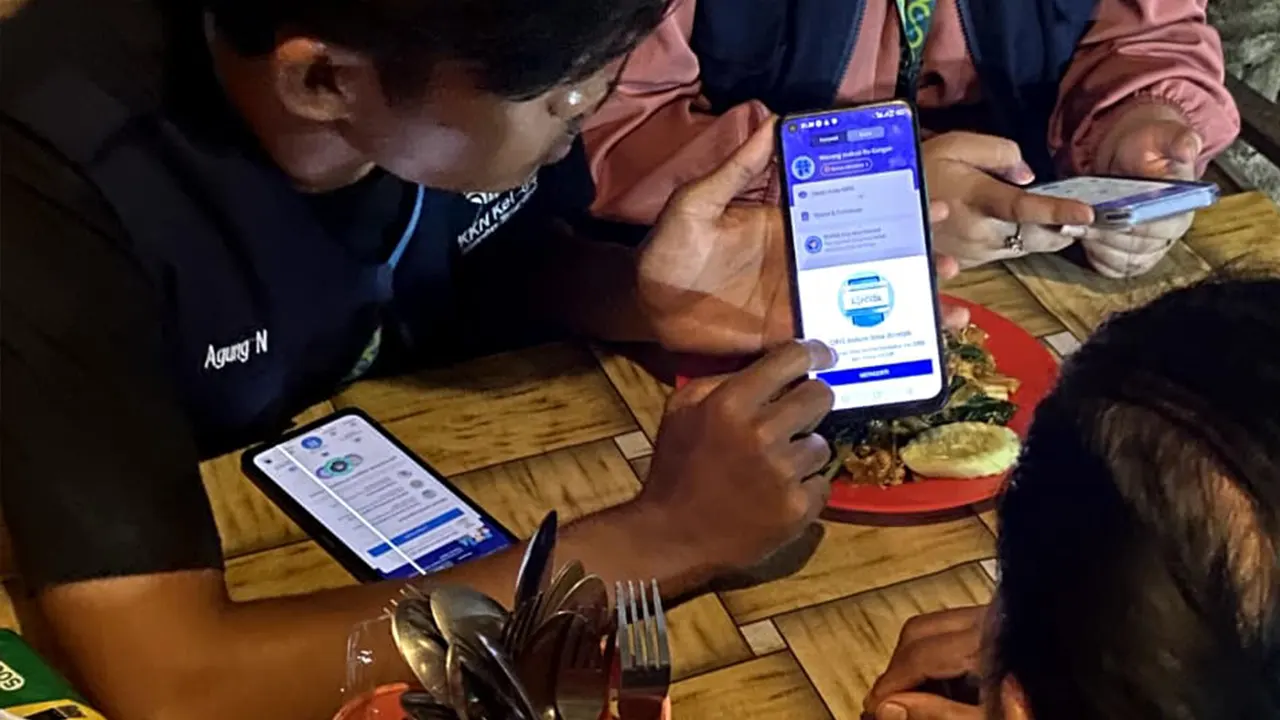 Mahasiswa KKN Universitas Slamet Riyadi mendampingi pelaku UMKM Desa Duwet, Klaten, dalam praktik penggunaan aplikasi pembayaran digital berbasis QRIS untuk mempermudah transaksi nontunai. (doc. pribadi)