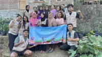 Mahasiswa KKN bersama Ketua dan anggota KWT Gemah Ripah Seropan II berfoto bersama di lahan pertanian dengan banner resmi kelompok sebagai identitas baru. (doc. Kelompok 34 KKN-PPM UMBY)