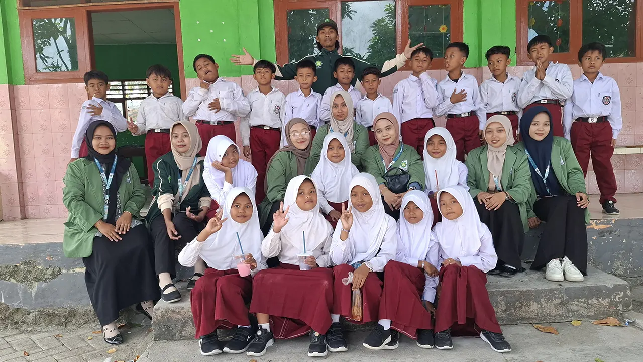 Mahasiswa KKN dan siswa di SDN 4 Soko berfoto bersama. (doc. pribadi)