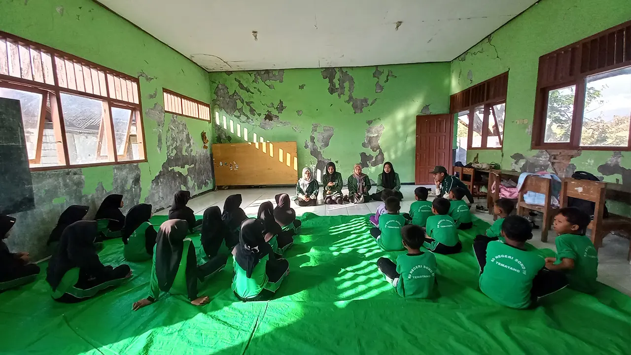 Mahasiswa KKN juga aktif mengajar dan mendampingi siswa dalam kegiatan persiapan karnaval 17 Agustus di SDN 4 Soko. (doc. pribadi)