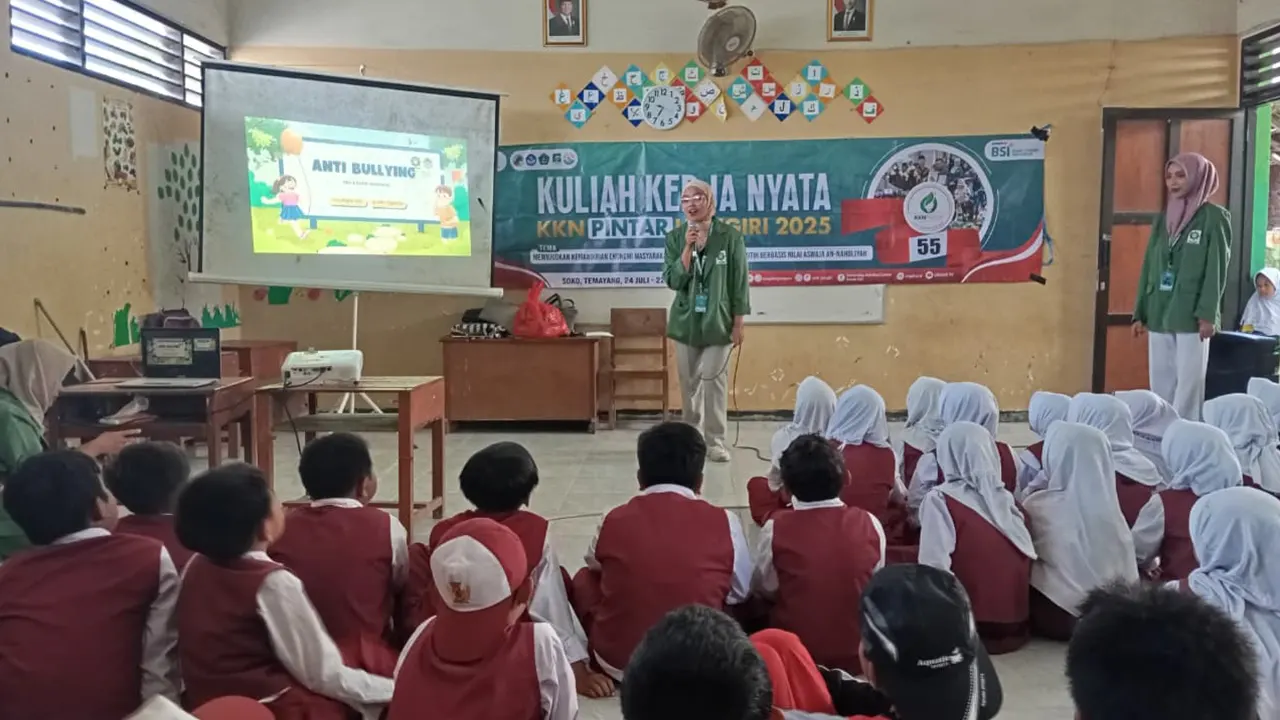 Mahasiswa KKN saat memaparkan materi pada kegiatan Sosialisasi Anti Bullying di SDN Soko 1, Desa Soko, Kecamatan Temayang, Kabupaten Bojonegoro, Selasa (12/8/2025). (doc. KKN 55 Unugiri)