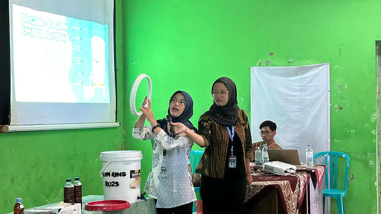 Mahasiswa KKN saat menjelaskan bagian – bagian dari ember tumpuk. (doc. KKN 373 UNS)