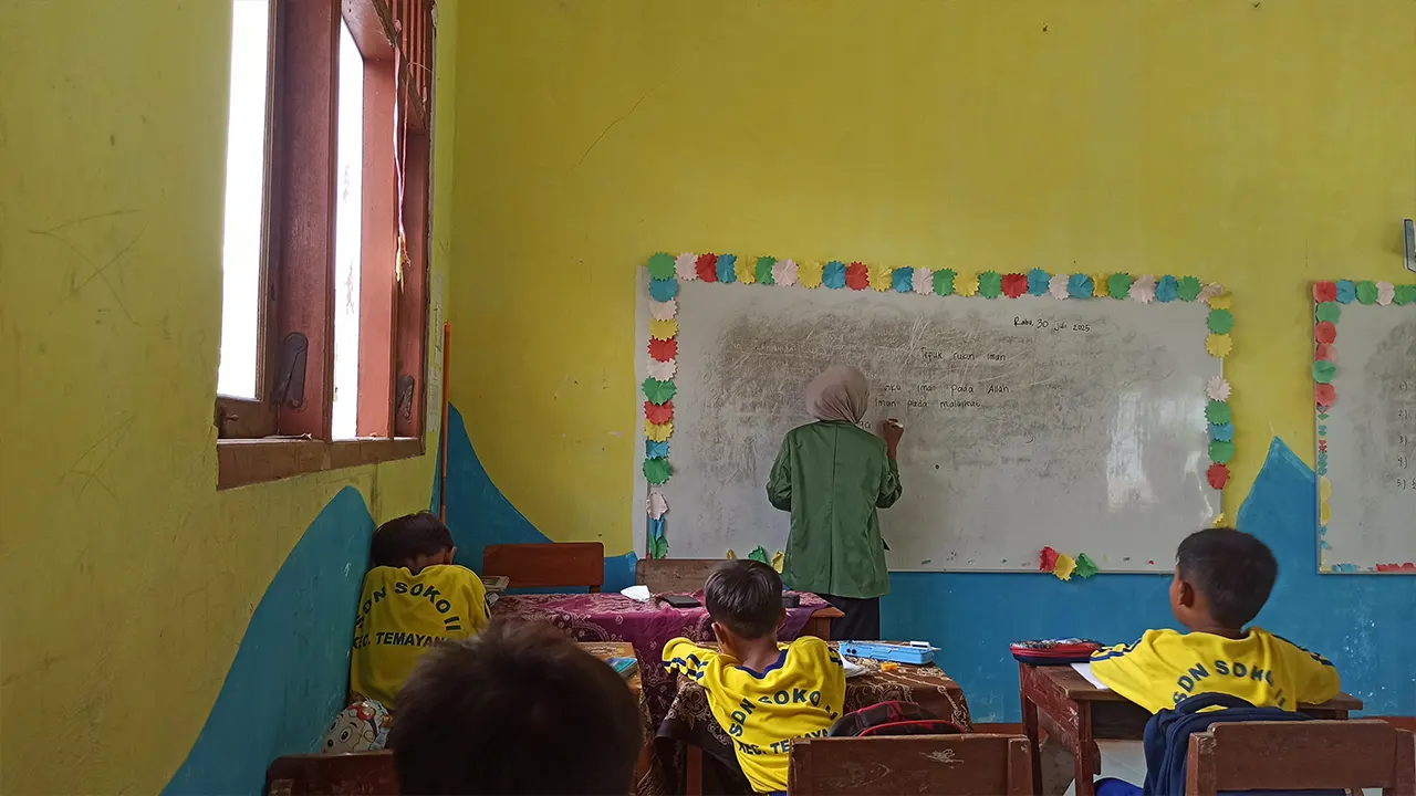 Mahasiswa KKN terlibat aktif dalam proses mengajar dengan pendekatan yang menyenangkan dan interaktif. (doc. pribadi)