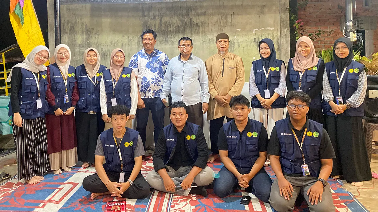 Mahasiswa KKN Kelompok 91 foto bersama pak RT 04 Perawang Barat, bapak penasehat hukum Desa Perawang Barat, dan tokoh agama RT 04 Perawang Barat. (doc. Kelompok 91 KKN Muhammadiyah Aisiyah (MAs)