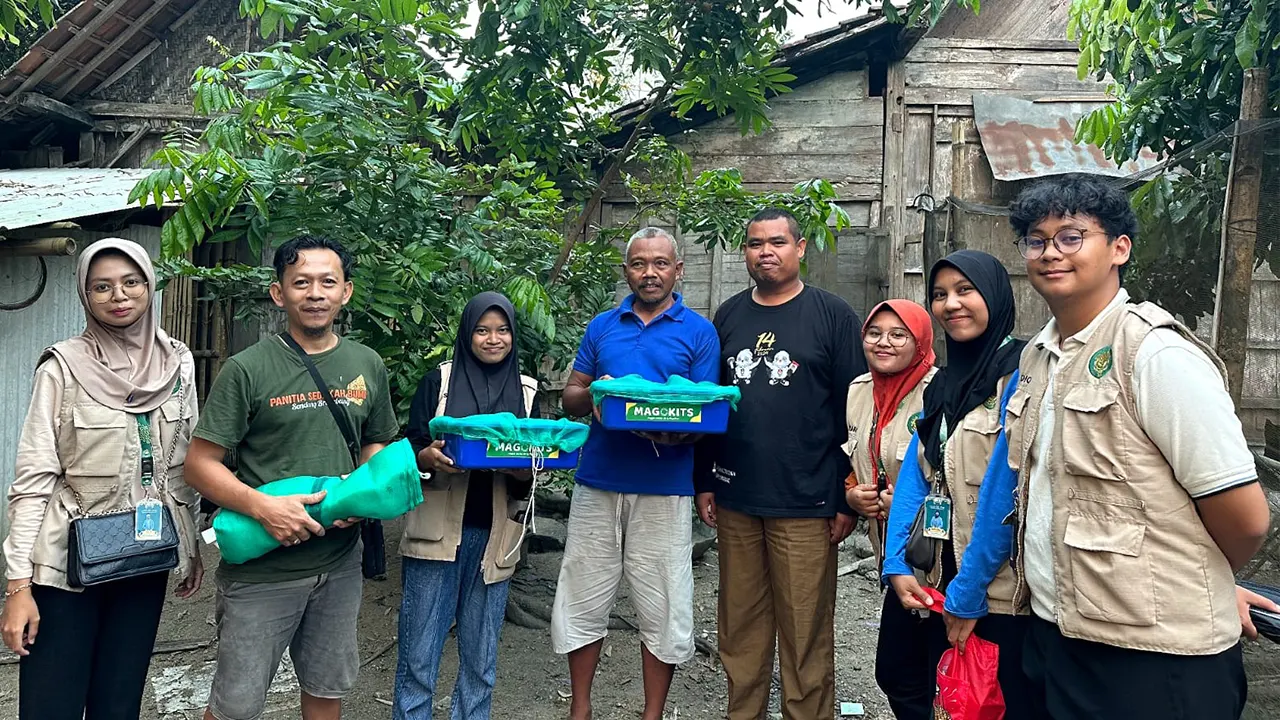 Mahasiswa Kelompok 04 KKN UNS 2025 bersama Anggota tim BUMDes desa Tempellemahbang, Kecamatan Jepon, Kabupaten Blora, berfoto bersama usai mengikuti program budidaya maggot black soldier fly, Minggu (27/7/2025). (doc. KKN 04 UNS)