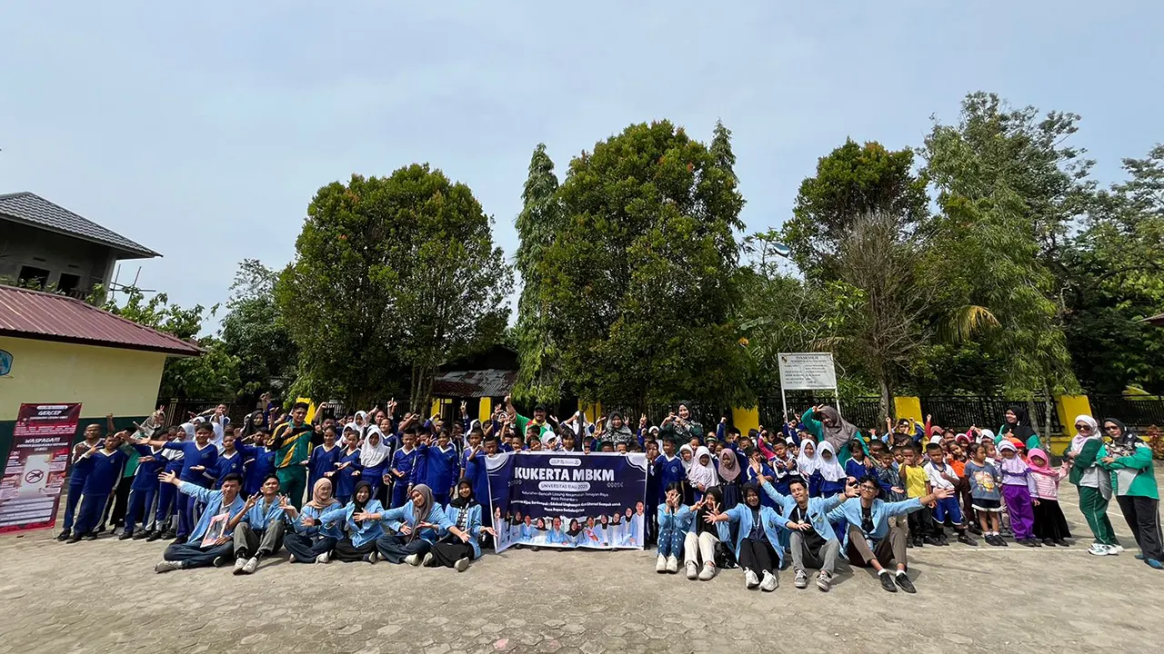 Mahasiswa Kukerta MBKM UNRI bersama siswa dan guru SDN 173 Pekanbaru berfoto bersama usai kegiatan sosialisasi "Gerak Cepat Cegah DBD". (doc. Kukerta MBKM UNRI)