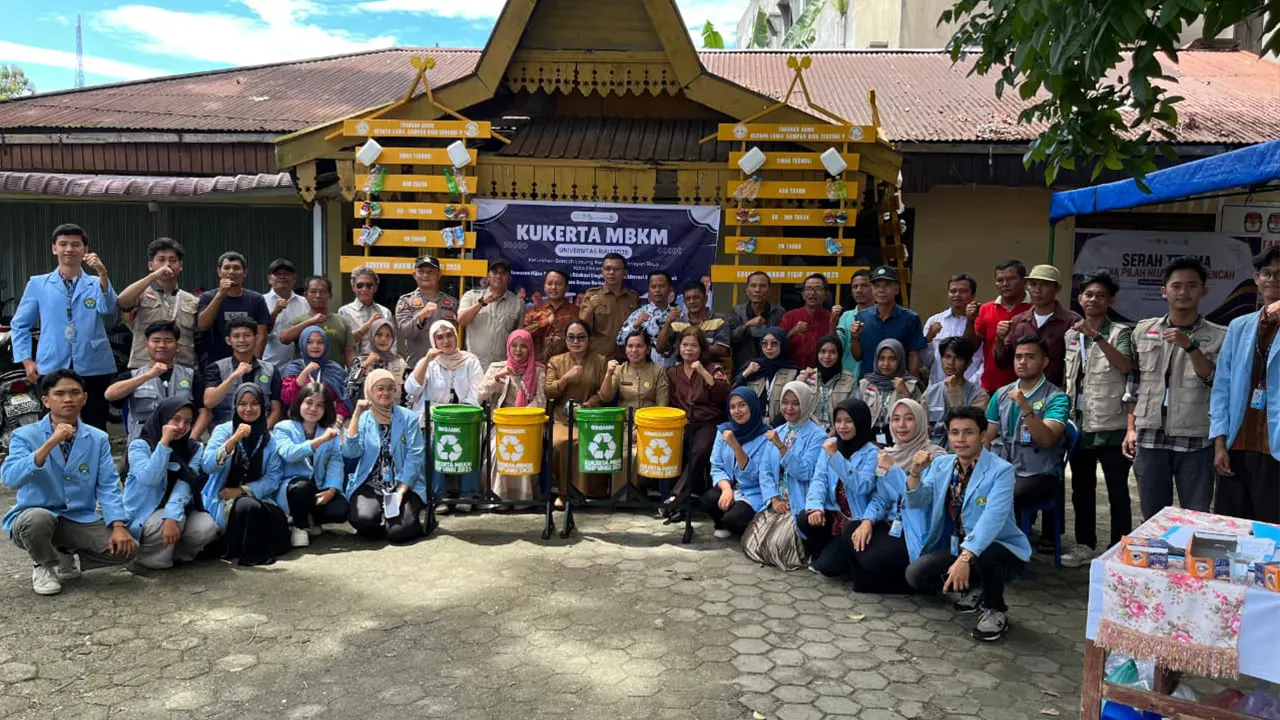 Mahasiswa Kukerta MBKM Universitas Riau 2025 bersama perangkat Kelurahan Bencah Lesung, tokoh masyarakat, dan warga setempat berpose usai serah terima program Zona Pilah Hijau & Eco Bencah, Selasa (12/8/2025). (doc. Kukerta MBKM UNRI Bencah Lesung)