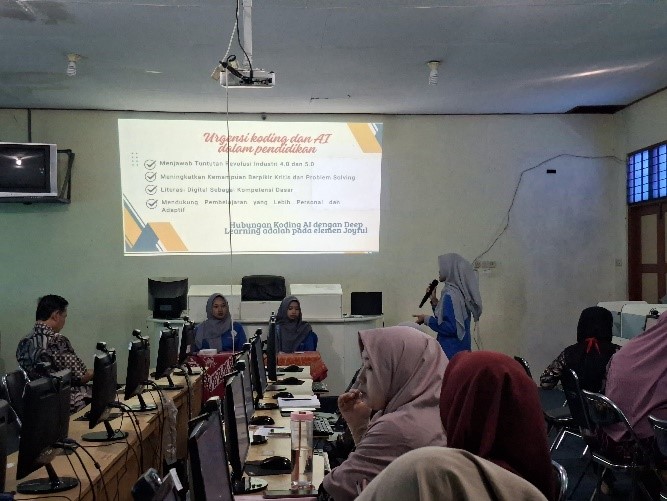 Mahasiswa Magang Kependidikan Terintegrasi FKIP UNTIDAR saat memaparkan materi Pelatihan Pembuatan Media Ajar Digital Interaktif Berbasis Koding dan Kecerdasan Artifisial (AI) di Lab Komputer SMP Negeri 6 Magelang pada Jumat, (1/8/2025). (doc. Mahasiswa Magang Kependidikan Terintegrasi FKIP UNTIDAR)
